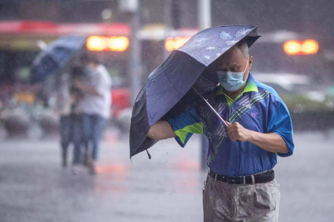 即将登陆！或有特大暴雨！Ⅱ级应急响应！部分景区关闭、列车停运至于地铁…(图2)